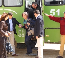 Su Majestad la Reina desciende, del minibús todoterreno, a su llegada al Parque Nacinal de Doñana
